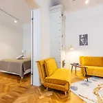 Old Town 74m2 Newly Renovated Lux Furnished 아파트 탈린